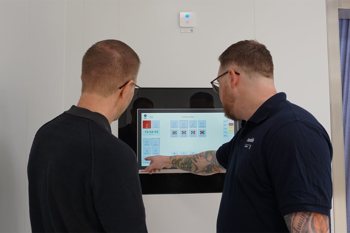 Martin Andersson, Beckhoff Automation och Dennis Ahlman, Assemblin i en av operationssalarna med en 24 tums panel-PC från Beckhoff (CP2724-0020)