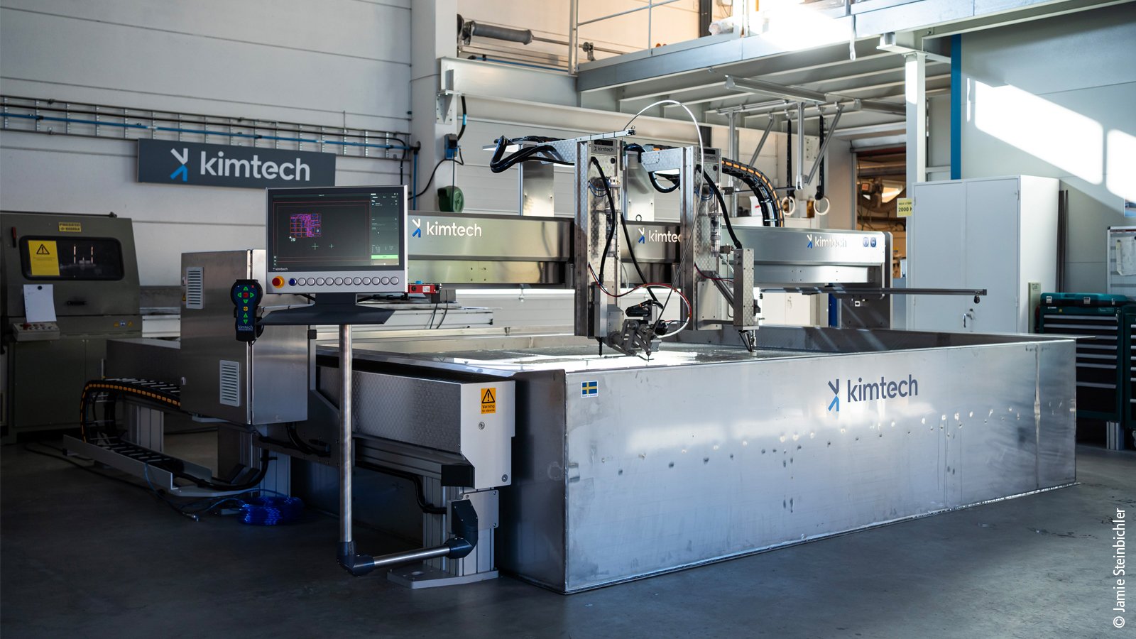 Waterjet cutting systems place some very specific demands on control systems. IGEMS meets these by using PC-based control from Beckhoff.