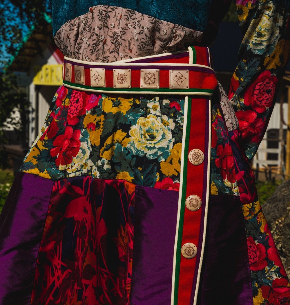 Katarina Spik Skum, tjoarvveavve (bälte med horndetaljer). 