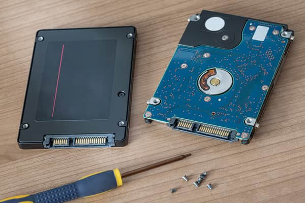 Entfernen Sie die alte Festplatte vom Laptop und booten Sie von der geklonten