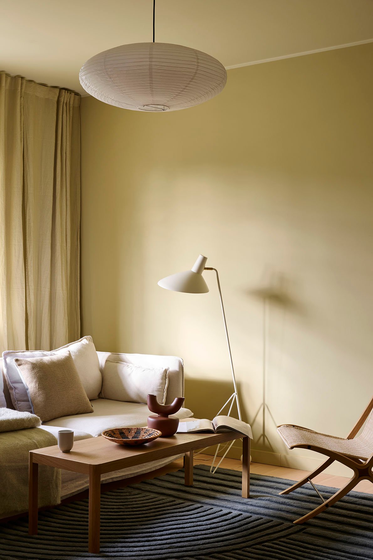 Veggene er malt med Pure Color fargen i 8583 Earthy Yellow. Taket er malt med LADY Perfection 8184 Malmø.