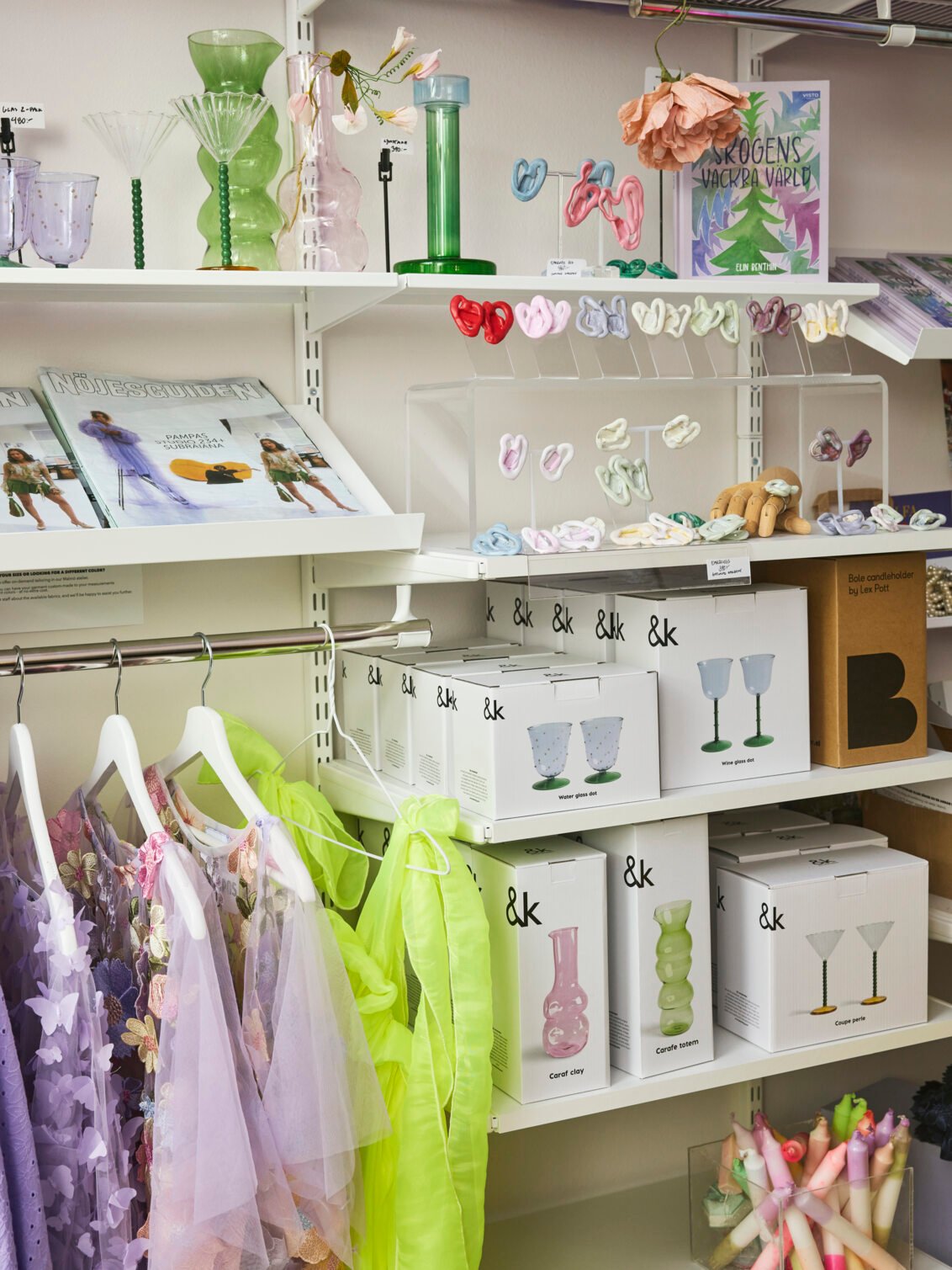 Pampas butik där förvaringssystemet Classic by Elfa är fyllt med tidningar, kläder, glas och accessoarer. 