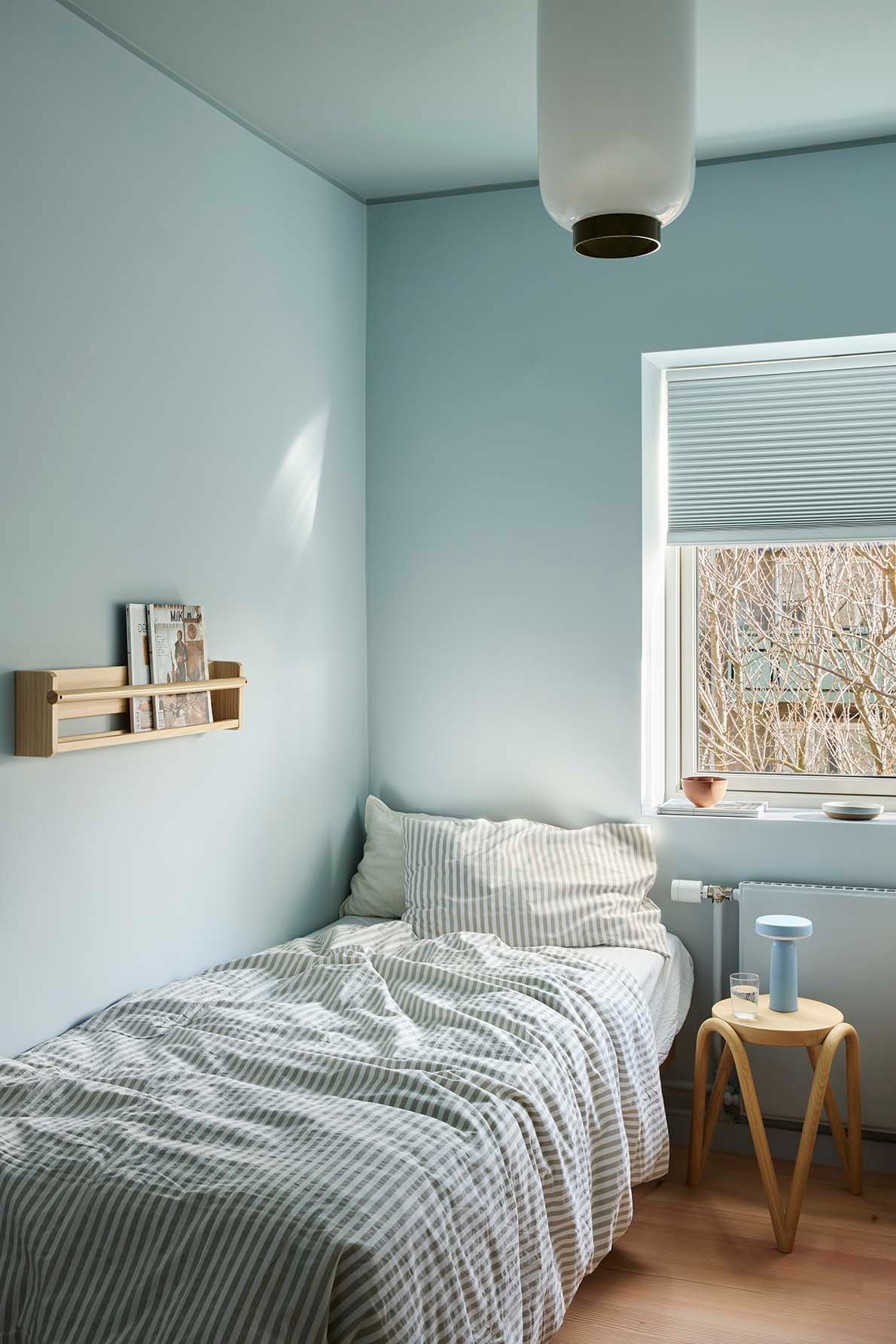 Veggene i barnerommet har fått blåtonen 6167 Spring Breeze, mens taket er i den mørkere og behagelige 6236 Darjeeling.