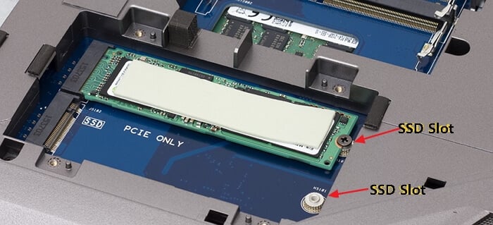 SSD in den SSD-Steckplatz einsetzen