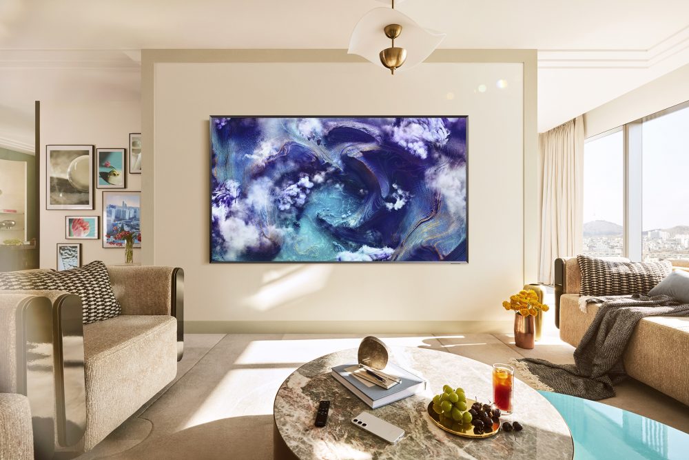 QN900F_FRONT_WALL_MetalFrameDesign_GlareFree_36968
