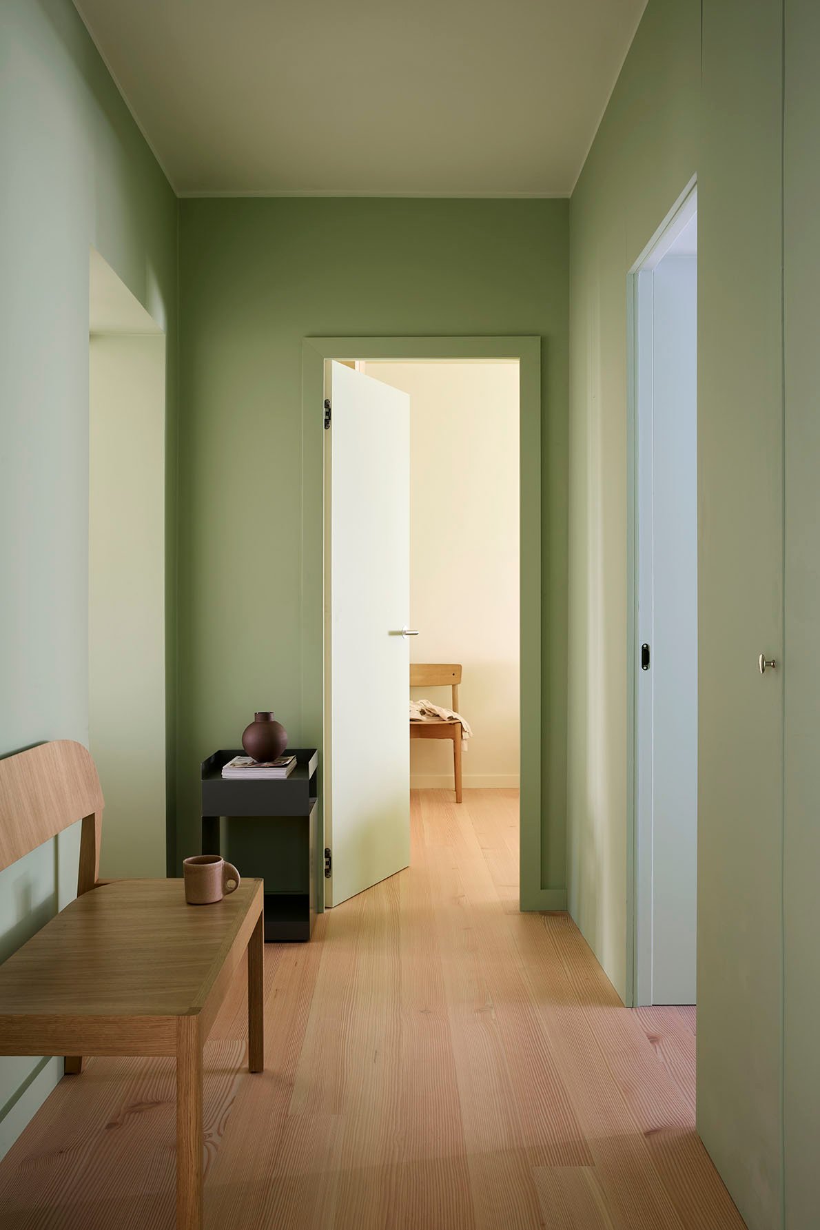 Vegger malt i 0470 Avocado Green, taket i LADY Perfection 7718 Secret Green
