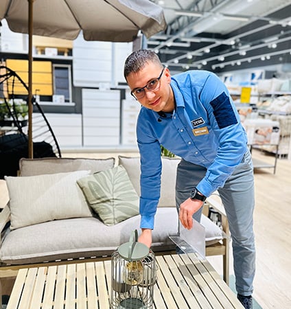 Ihor Kliuchko i butiken i Enköping trädgård