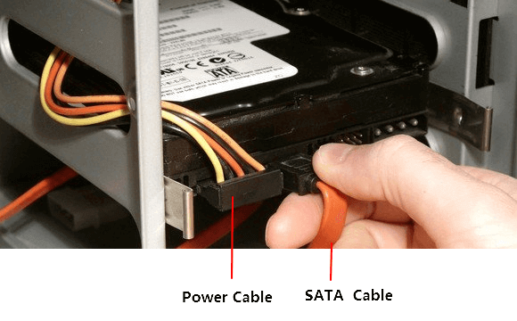 SATA-Kabel richtig an der Stelle auf der Festplatte anschließen