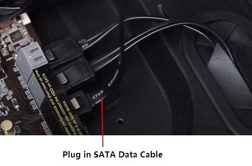 SATA-Kabel an die Hauptplatine des Computers anschließen