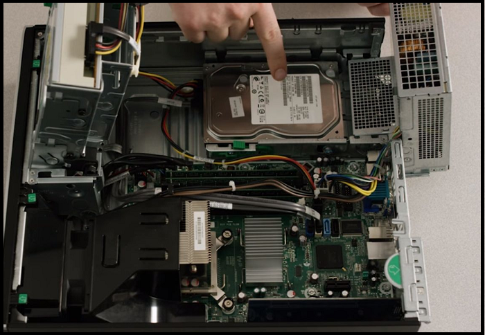 Stecken Sie alle Kabel in den Computer