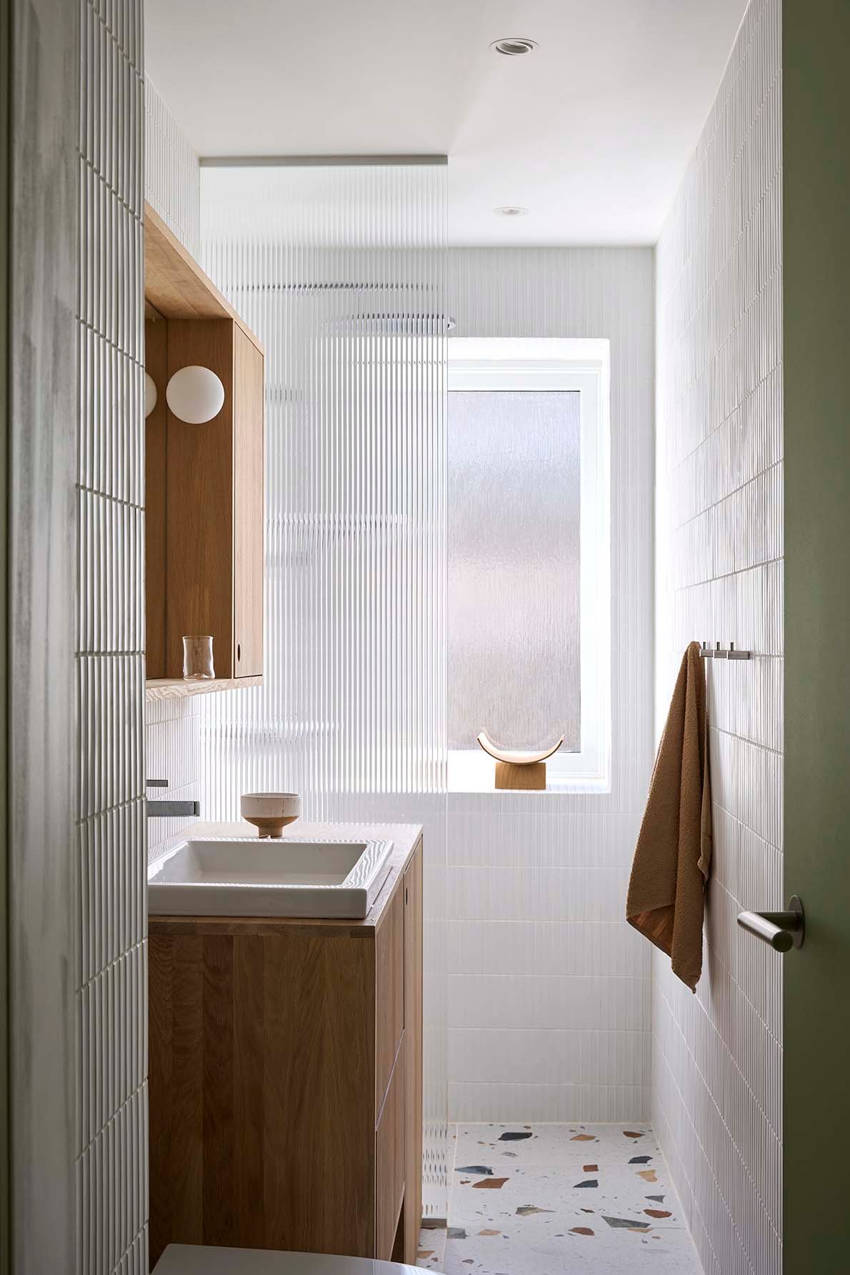 Våtromsmalingen LADY Aqua, i fargen 9918 Klassisk Hvit i taket på badet.