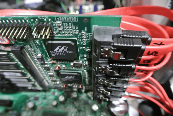 Festplatten an RAID-Controller anschließen
