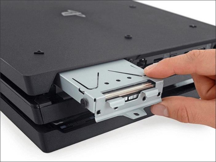 Ziehen Sie die alte interne PS4-Festplatte heraus