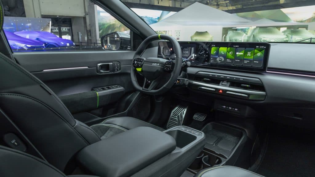 Förarmiljön i Kia EV4 GT, med treekrad ratt och infotainmentsystem.