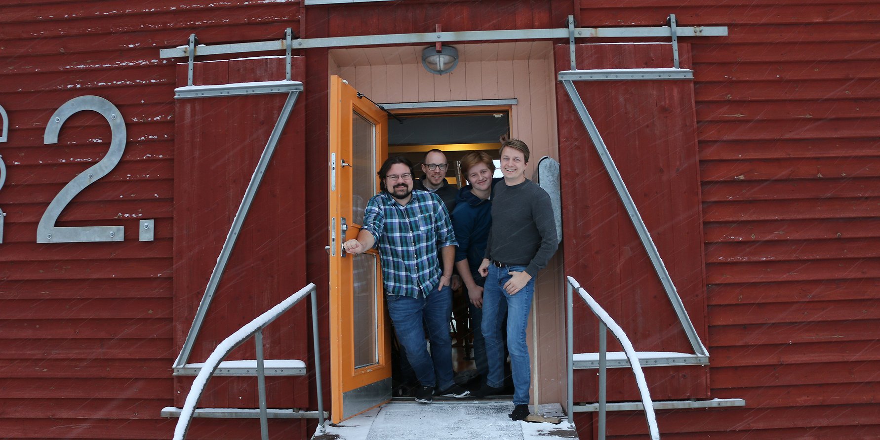 Andreas Lind, till höger, i dörren till Skillsters kontor i Umeå, tillsammans med några av medarbetarna.