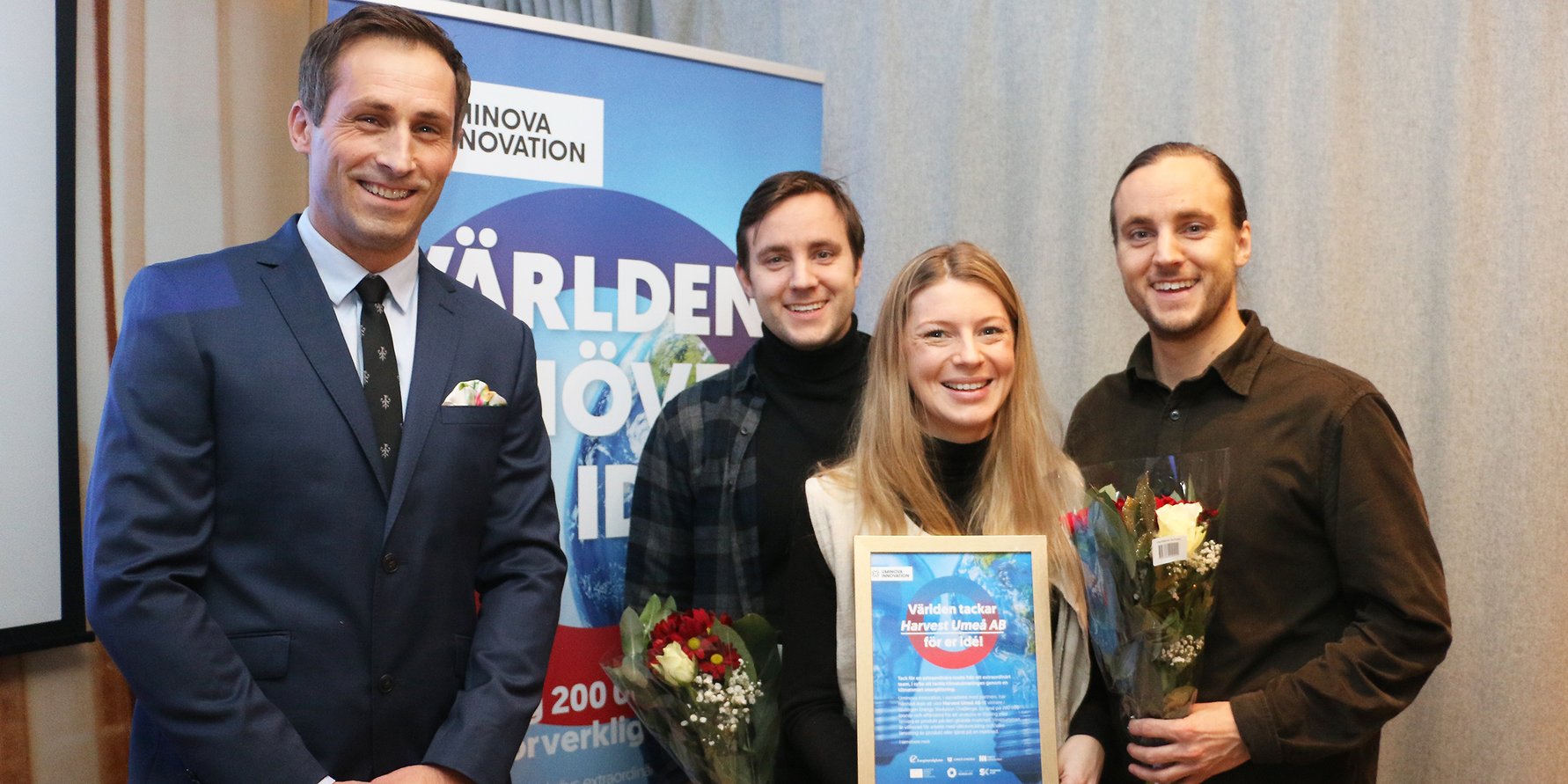 Ellen Bergström, Harvest, tillsammans med sina medarbetare Tobias Remes och Daniel Remes, i samband med att vann klimattävlingen Energy Solution Challenge. Till vänster Johan Hedengran, affärsutvecklare Uminova Innovation.