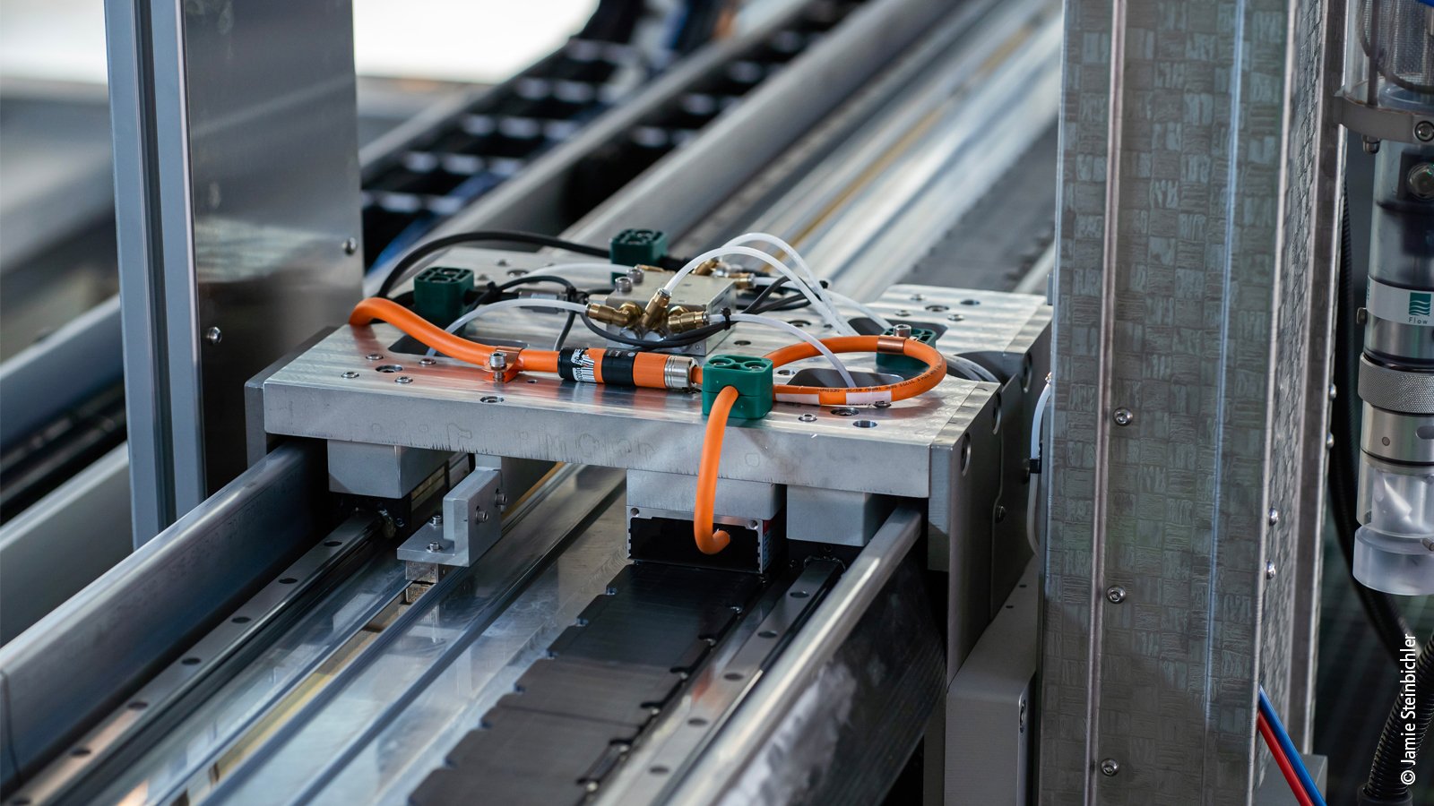 The highly dynamic linear motors from the AL8000 series are controlled via the AX8000 multi-axis servo system and TwinCAT 3.