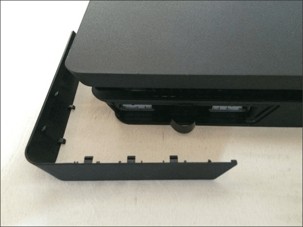 Platzieren Sie die Abdeckung der PS4