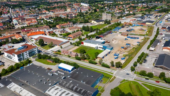 Flygbild över en del av östra Eslöv med Stenas fatsitghet mitt i bilden.