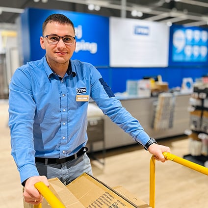 Ihor Kliuchko i butiken i Enköping